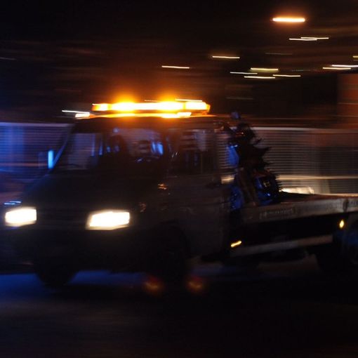 Paura nella notte sulla Tangenziale di Torino, furgone perde gomma che colpisce due auto