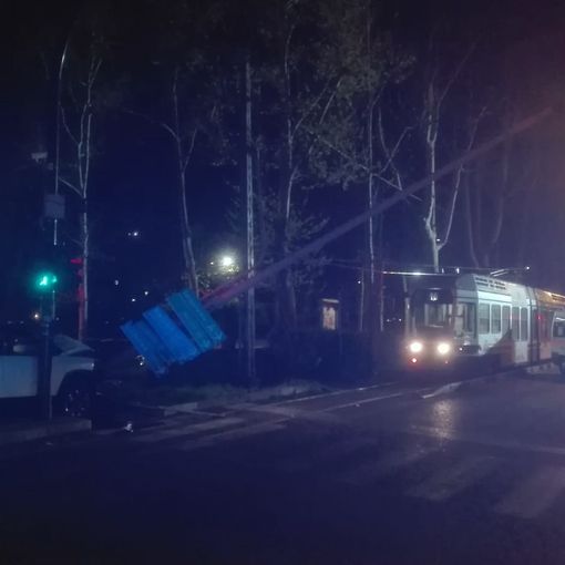 Si schianta contro il palo della luce e lo abbatte: bloccati i tram in corso IV Novembre
