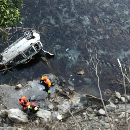 Auto precipita in una scarpata, i feriti non sono gravi