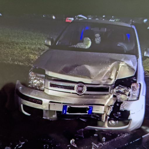 Ubriaco, abbatte un palo della luce in piazza Polonia