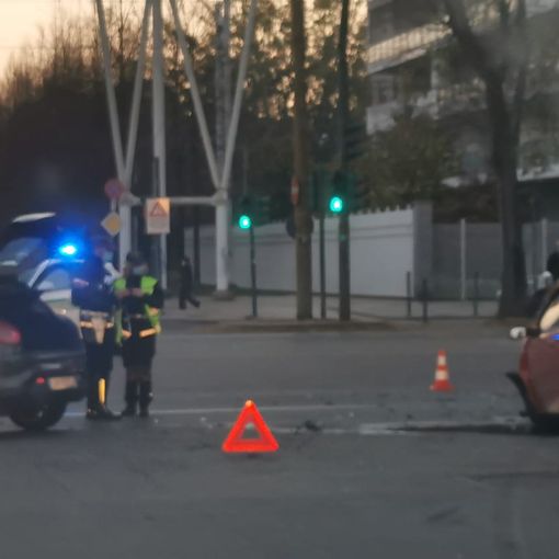 Incidente in corso Peschiera, Fiat Punto centra in pieno palo della luce
