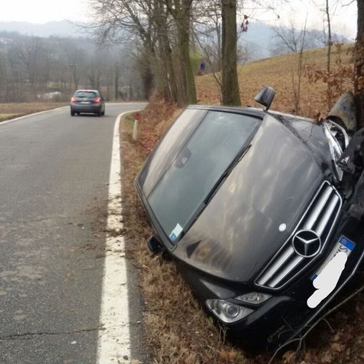 Rivalba, auto finisce fuori strada a Rivalba