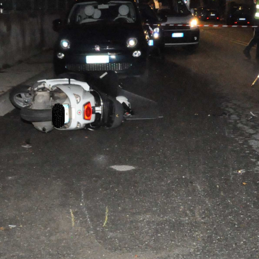 Cade dallo scooter in corso Moncalieri e sbatte contro un veicolo parcheggiato: uomo in prognosi riservata