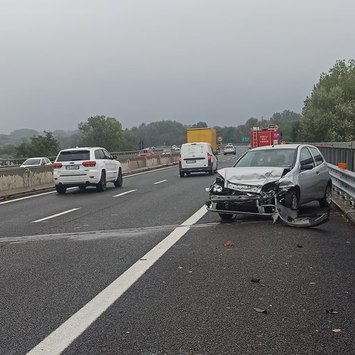 Perde il controllo dell'auto e va a sbattere contro il guard rail: traffico in tilt sulla tangenziale Perde il controllo dell'auto e va a sbattere contro il guard rail: traffico in tilt sulla tangenziale