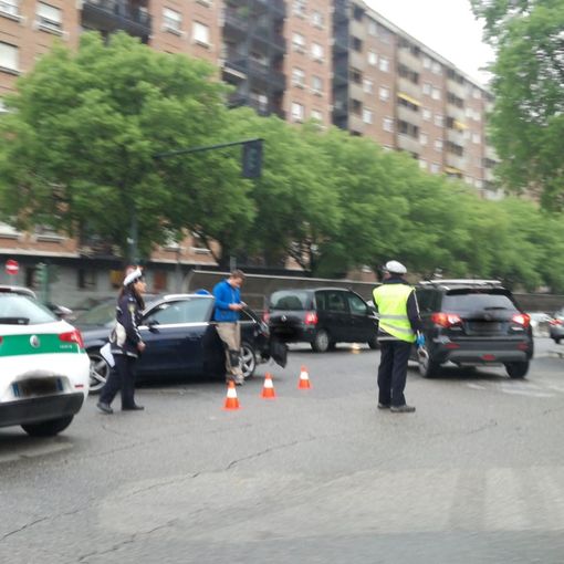 Incidente tra due auto: traffico in tilt all'ingresso del sottopasso del Lingotto