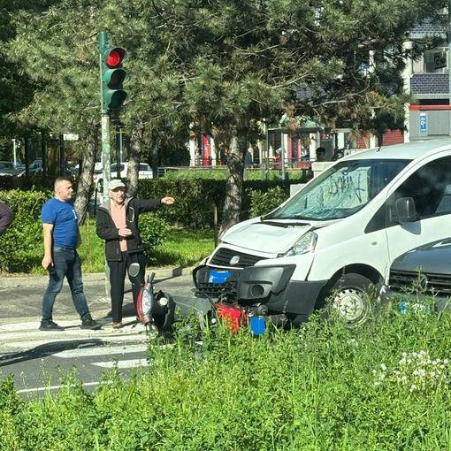 Scooter contro furgoncino: attimi di paura per un brutto incidente in Strada del Drosso