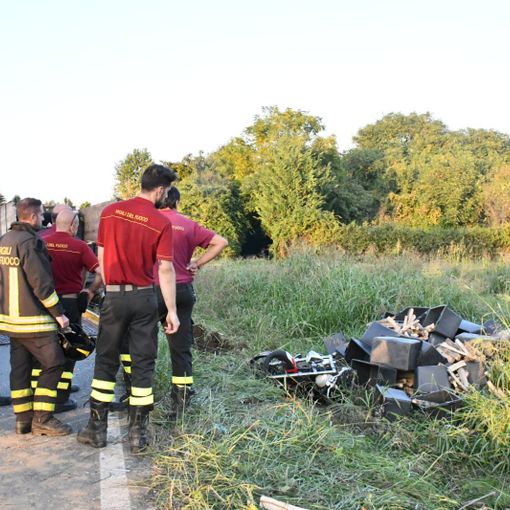 Rivoli, una Harley finisce contro un camion: muore una donna