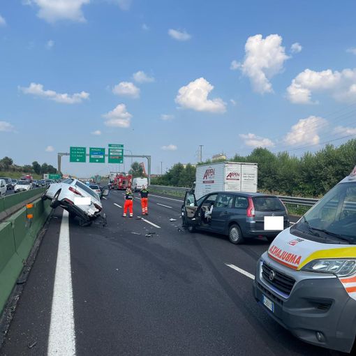 Incidente in tangenziale allo svincolo di Venaria, un auto finisce sulla barriera in cemento: lunghe code