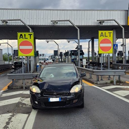 Tangenziale, tamponamento tra due veicoli alla barriera &quot;Trofarello&quot;: 5 feriti