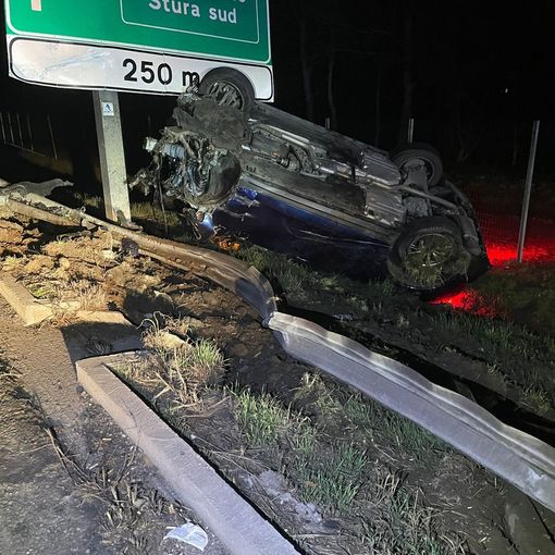 Automobile ribaltata dopo un incidente