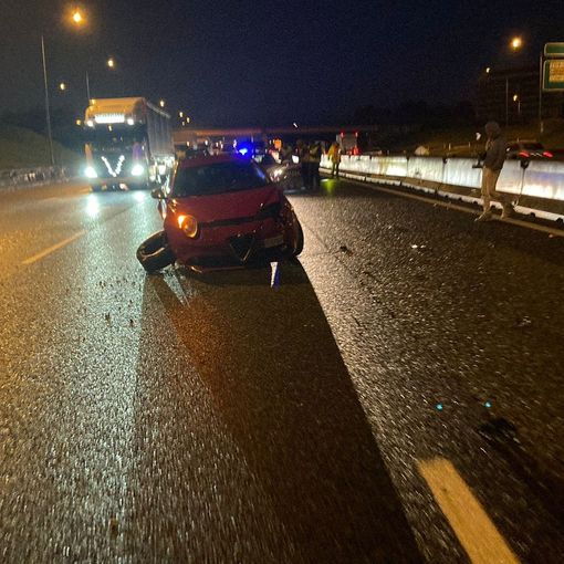 Incidente in tangenziale con auto in mezzo alle corsie