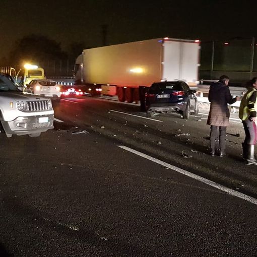 Incidente nella notte sulla tangenziale nord a Pianezza: due vetture coinvolte, una persona ferita