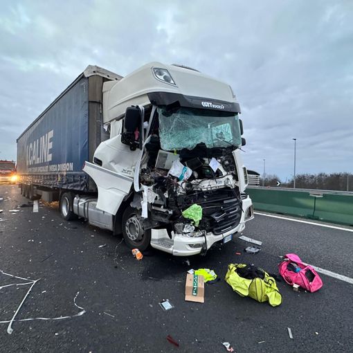 Incidente in autostrada tra due mezzi pesanti