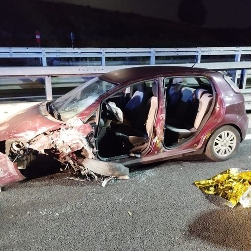 Auto imbocca la tangenziale in contromano e provoca un incidente: un ferito in codice rosso al Cto