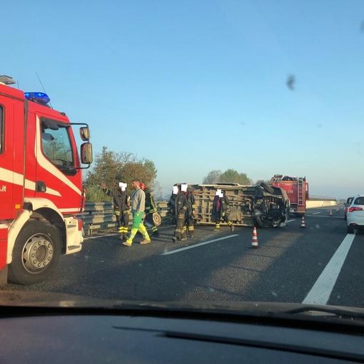 Furgone diretto a Torino si ribalta sulla A6 poco prima dello svincolo per Piacenza