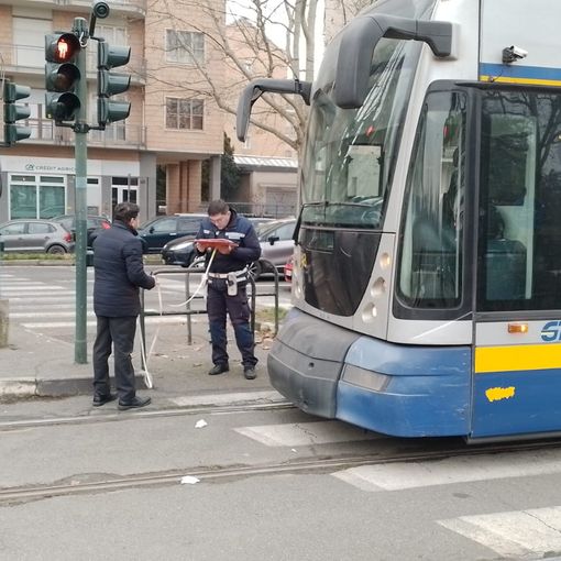Donna investita dal tram 4 in corso Unione Sovietica: sospeso il traffico sui binari