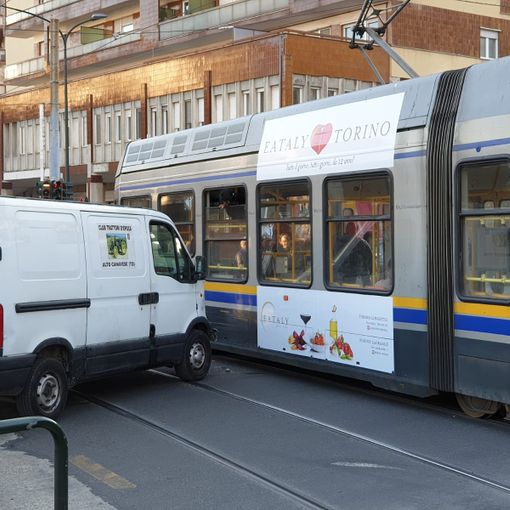 Incidente fra tram della linea 9 e furgone Renault in corso Potenza
