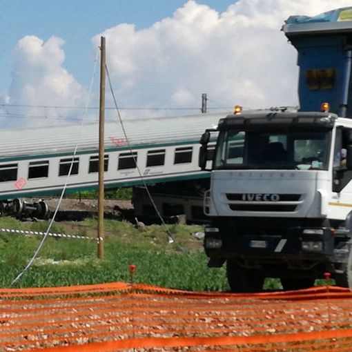 Sfonda con l'auto il passaggio a livello di Arè a Caluso: ritardi per i treni in transito
