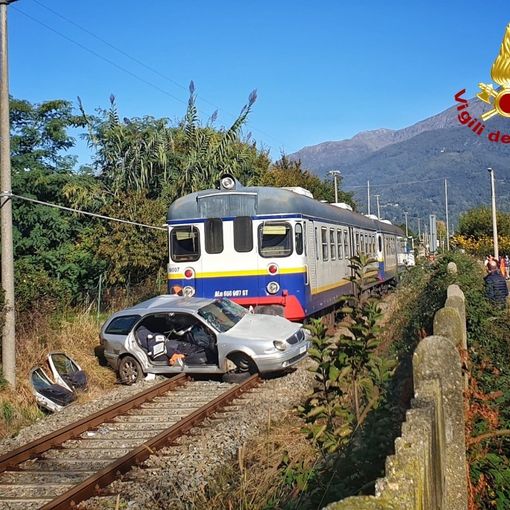 Valperga, il treno travolge un'automobile: sul posto il 118 e l'elicottero dei vigili del fuoco [FOTO e VIDEO]