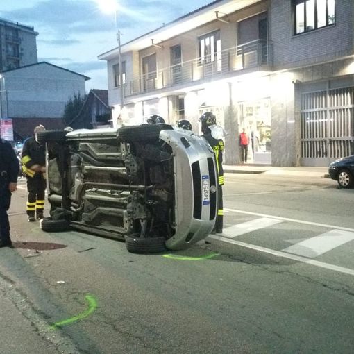 Venaria, incidente rocambolesco in corso Garibaldi: un uomo in ospedale