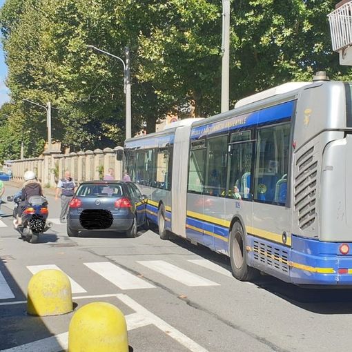 Venaria, automobile contro bus di linea in via Zanellato: disagi al traffico