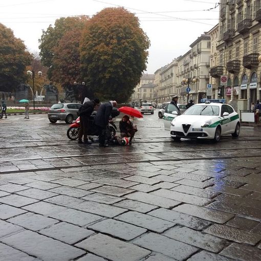 Incidente tra motorino e auto, traffico bloccato in piazza Solferino a Torino