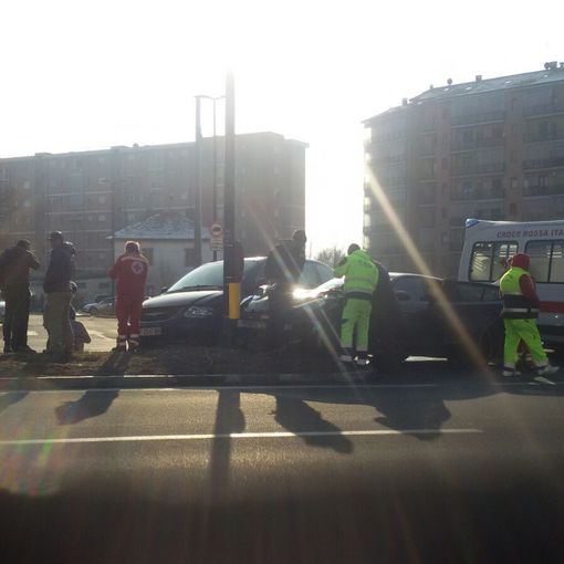 Schianto in corso Vercelli: due vetture coinvolte all'angolo con via Cuorgnè