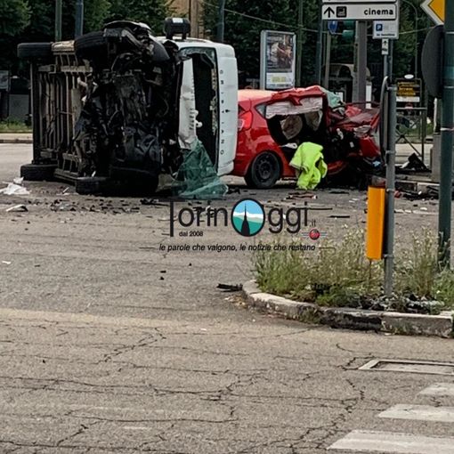 Schianto nella notte: un'auto si ribalta e una persona resta incastrata. Tre feriti al CTO