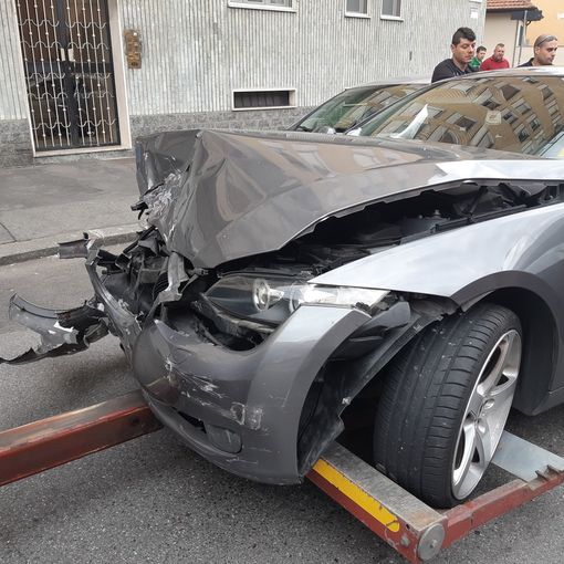 Incidente in via Paisiello a Torino, vettura travolta da auto pirata: una donna in gravi condizioni