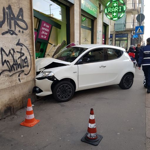Incidente in via Passo Buole, Lancia Y rischia di distruggere la vetrina di una farmacia