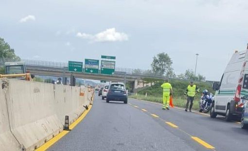 Doppio incidente in tangenziale, coinvolte anche due moto. Lunghe code verso Collegno e all'Interporto