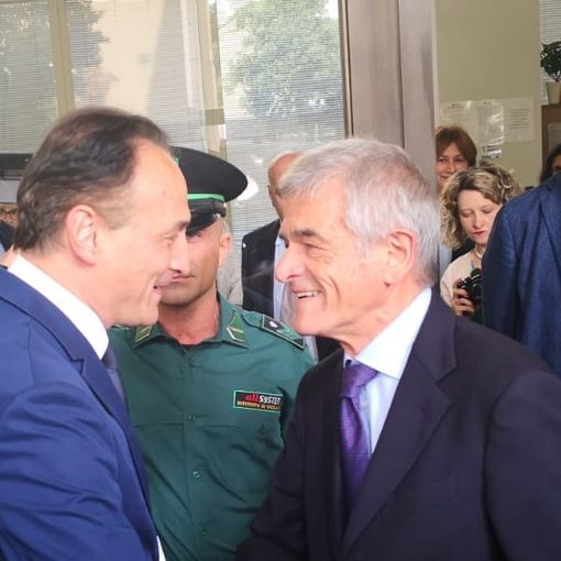 Cirio si insedia in piazza Castello: stretta di mano e abbraccio con Chiamparino [VIDEO]