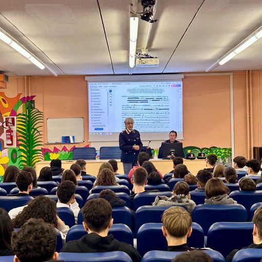 incontro tra polizia e ragazzi in un'aula magna