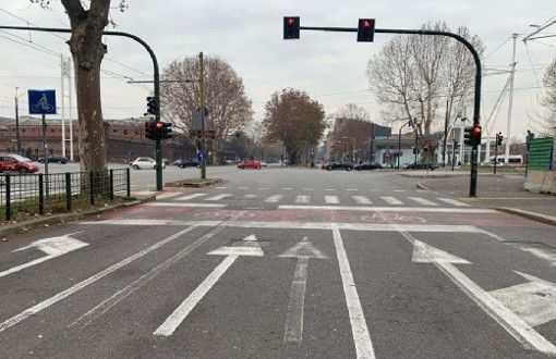 Avanti dritto o a sinistra? Il semaforo di Corso Vittorio che manda in tilt gli automobilisti