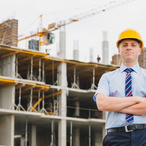 ingegnere al lavoro in un cantiere