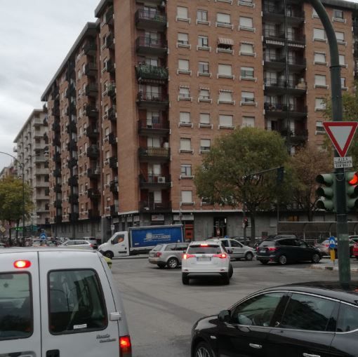 Il sottopasso del Lingotto chiude una corsia e scatta subito l'ingorgo