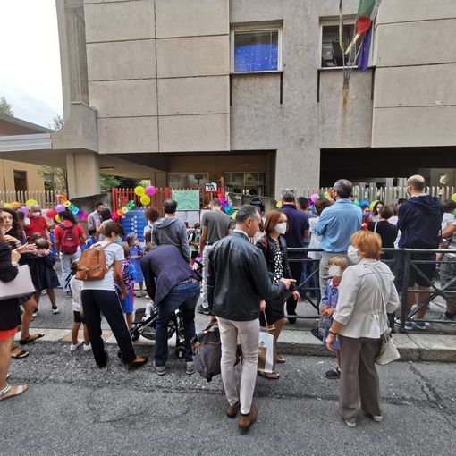 L'ingresso a scuola delle prime all'Elementare Montalcini, quartiere Cit Turin