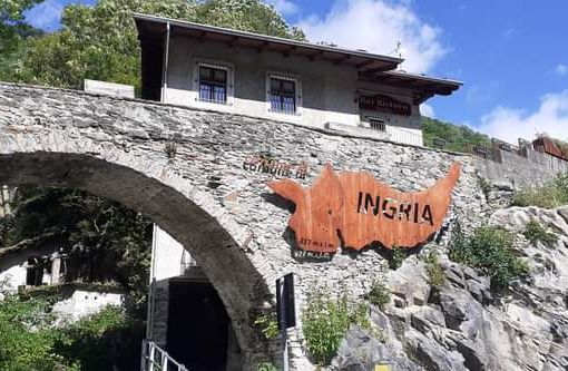 scritta di ingresso di un paese di montagna