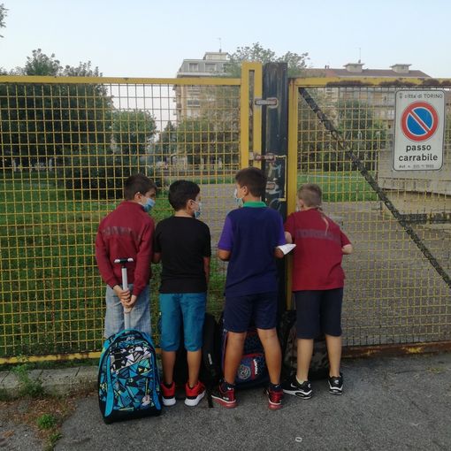 La ripartenza vista dai banchi delle elementari è gioia mista a uno sventolio bianco: non fazzoletti, ma autocerficazioni