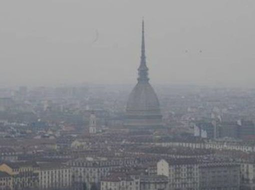 “Che aria tira” a Torino? Nel 98% dei casi concentrazioni dannose per la salute, nel 39% superiori alle norme di legge
