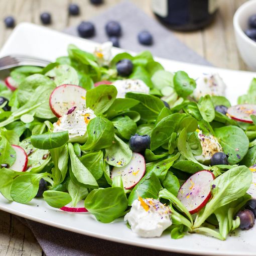 Mercoledì Veg: oggi cuciniamo insalata di mirtilli e tofu