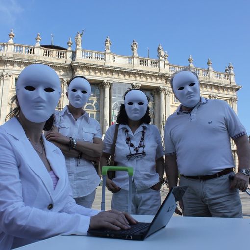 A Torino esplode la protesta degli insegnanti precari: “Noi fantasmi con il trolley in mano, stabilizzateci” [VIDEO e FOTO]