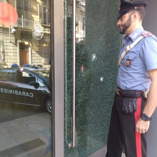 I carabinieri bloccano anziano che minacciava con un martello impiegato di un'agenzia di prestiti