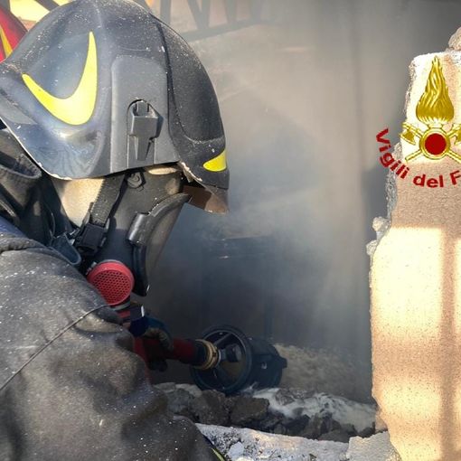 Cirié, in fiamme un fabbricato annesso a una villa. Intervengono i vigili del fuoco