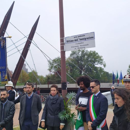 Il ponte pedonale sulla Dora di Via Livorno intitolato alle “Vittime dell'immigrazione” [VIDEO]