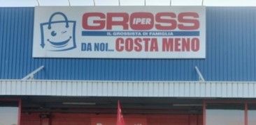 Incidente a Poirino: macellaio travolto da 500 kg di carne mentre la scarica dal Tir