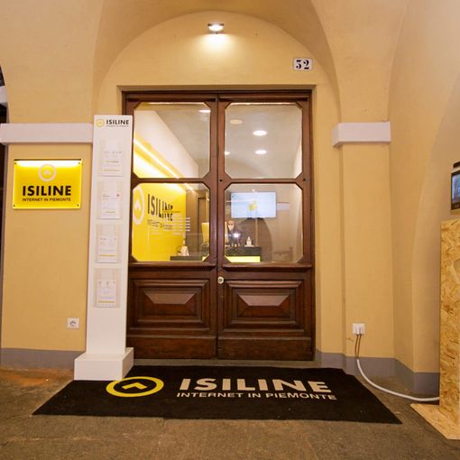 L’ingresso del nuovo negozio aperto da Isiline in via Roma 32 a Fossano