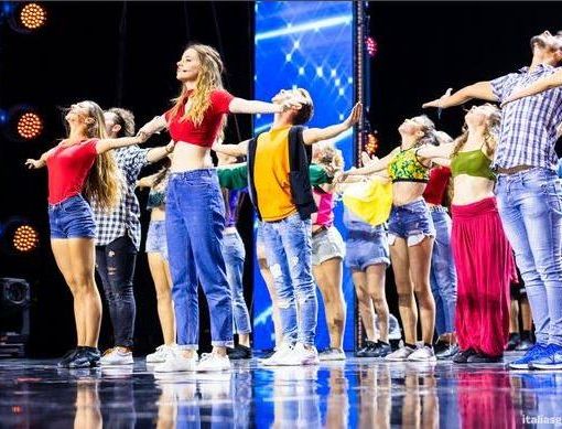 Italia’s Got Talent, i ragazzi della Gypsy Musical Academy di Torino in finale con il golden buzzer di Claudio Bisio