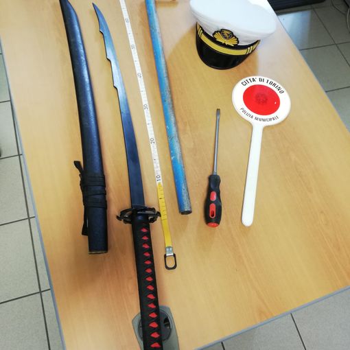 Viaggiava con una katana lunga un metro nel portabagagli: denunciato