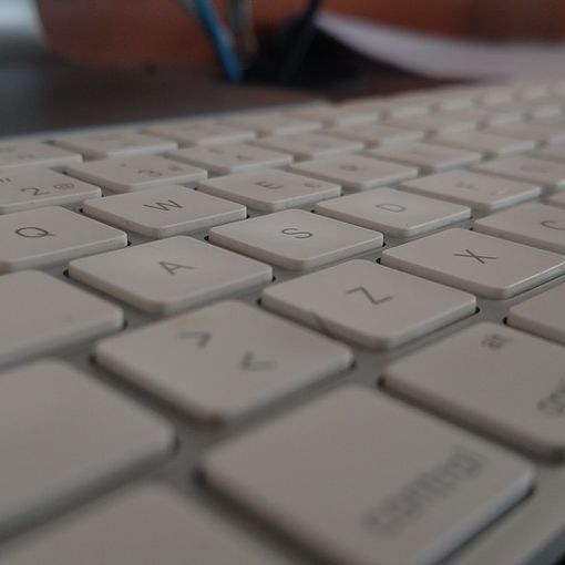 Sua madre gli toglie il pc, diciannovenne Hikikomori si getta dalla finestra: è gravissimo